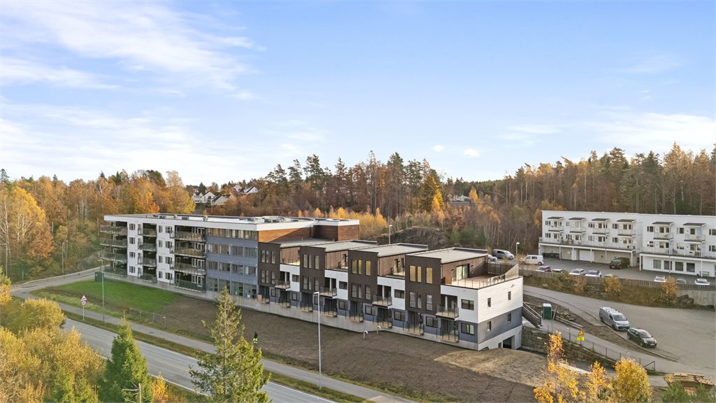 Velkommen til Romstølen idyll på Myra. Stor innholdsrik leilighet over to plan med 3 soverom, takterrasse og 2 stk parkeringsplasser i kjeller + 2 boder inkl i prisen. 