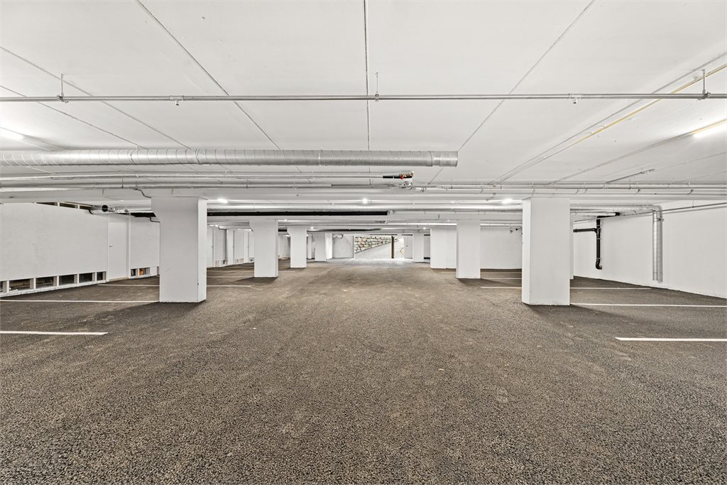 Det medfølger 2 stk parkeringsplasser i garasjeanlegg samt to boder.