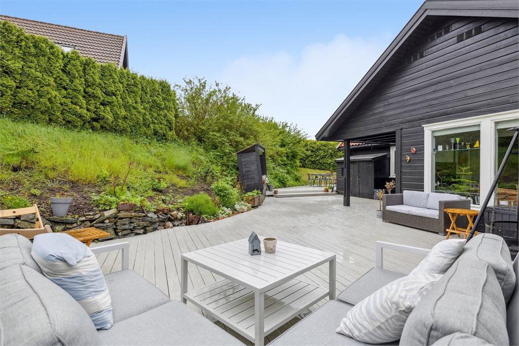 Usjenert og solrik hage og terrasse 