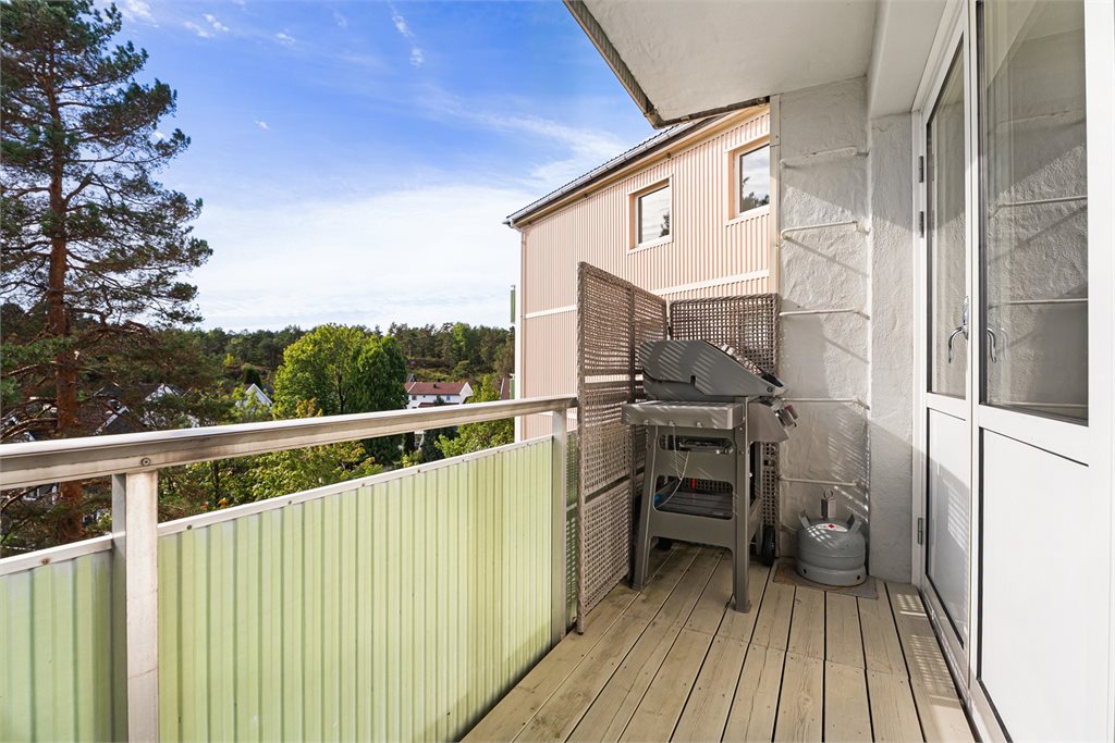 Praktisk uteplass med rom for både grill og en koselig sittegruppe.