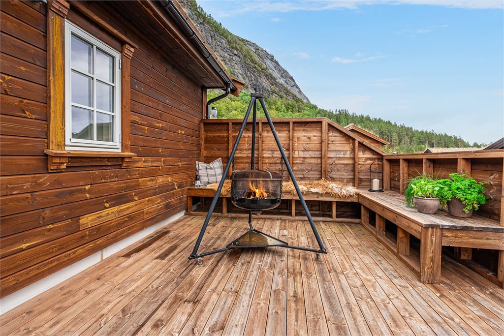 En flott uteplass for lange dager og hyggelige kvelder på fjellet.
