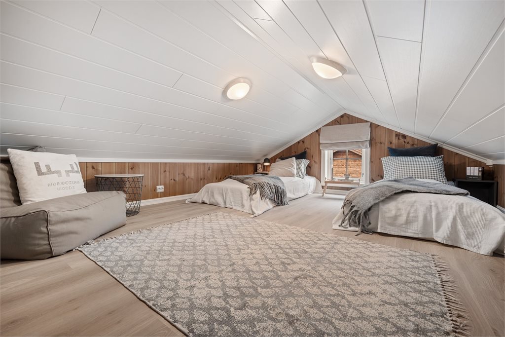 Hems med god gulvplass – fint innredet med to sengeplasser.