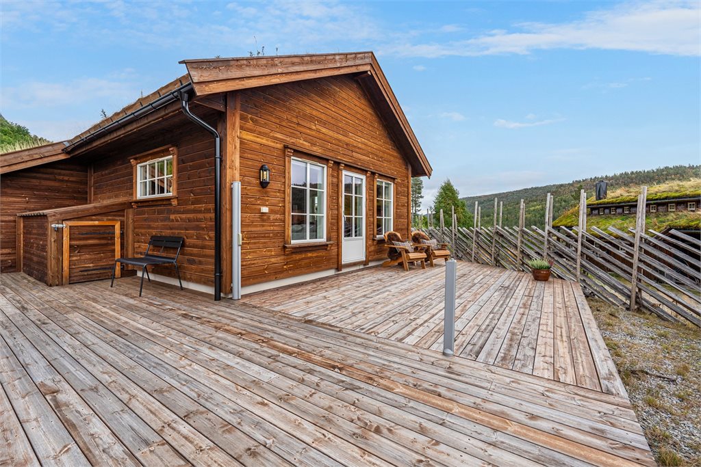 Romslig terrasse med god plass til familie og venner.