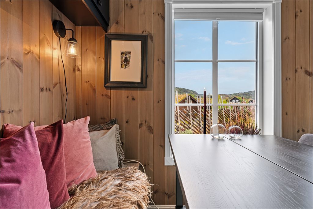 En hyggelig spiseplass hvor store vindusflater slipper naturen tett på.