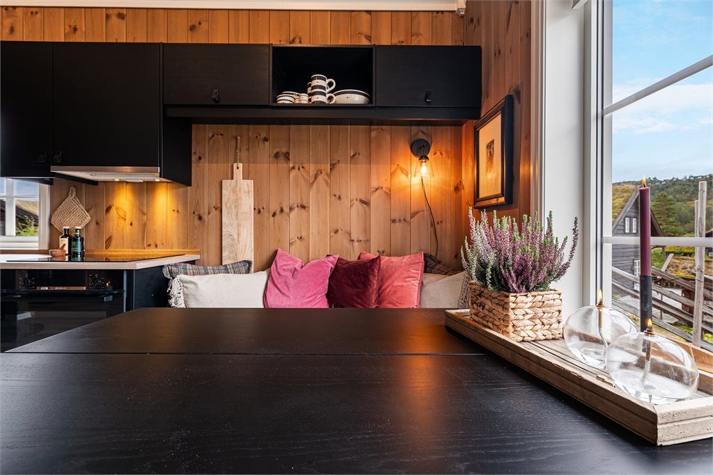 Spiseplassen har en lun sittebenk og ligger fint plassert mellom kjøkken og stue.