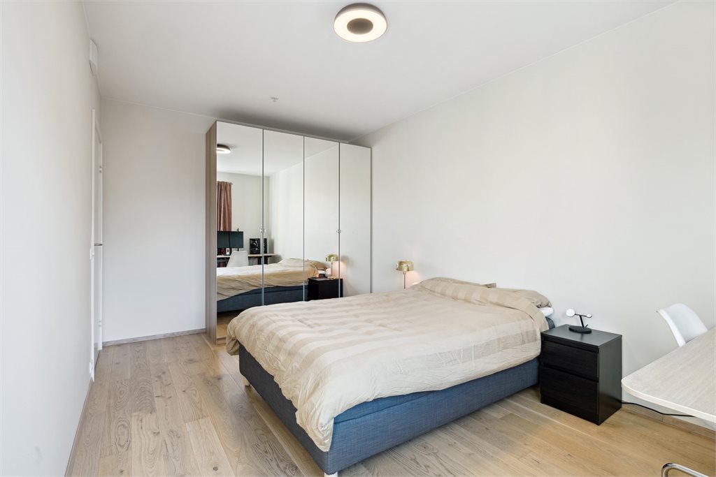 Stort soverom med god plass til dobbeltseng og garderobeskap.