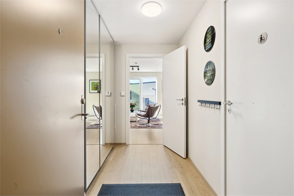 Det er romslig garderobe i inngangspartiet, god plass til å henge fra seg yttertøy og sette fra seg sko. Videre adkomst til bad eller videre til stue/kjøkken.