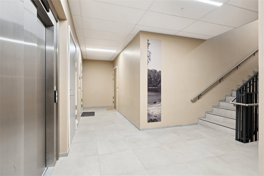 Velkommen inn! Det er heis- og trappeadkomst.