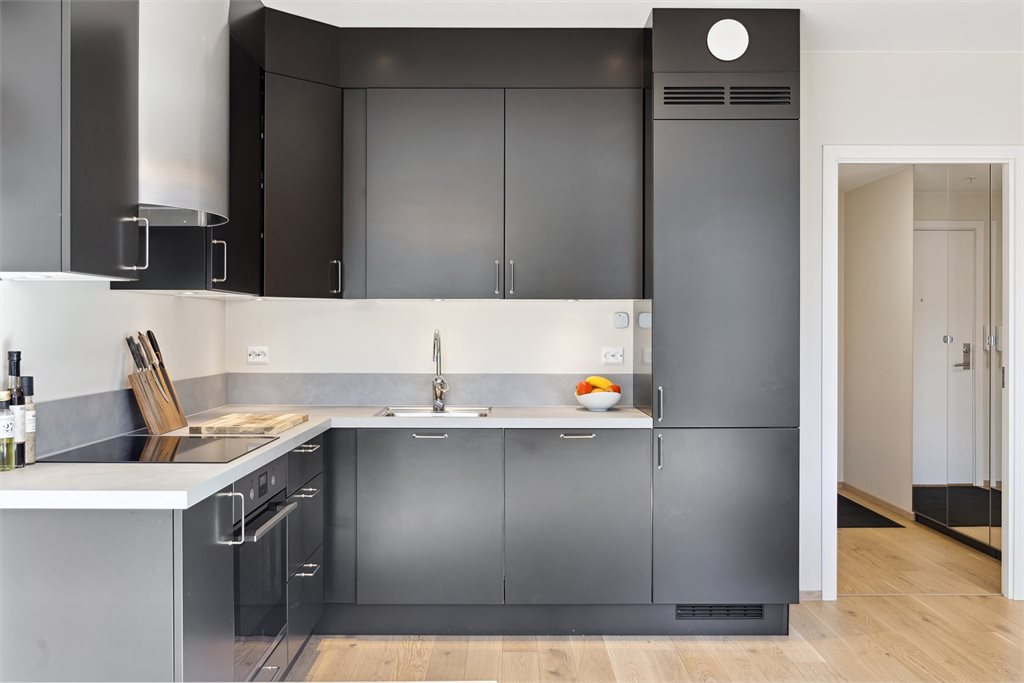 Godt med arbeidsbenk og oppbevaring i skap.