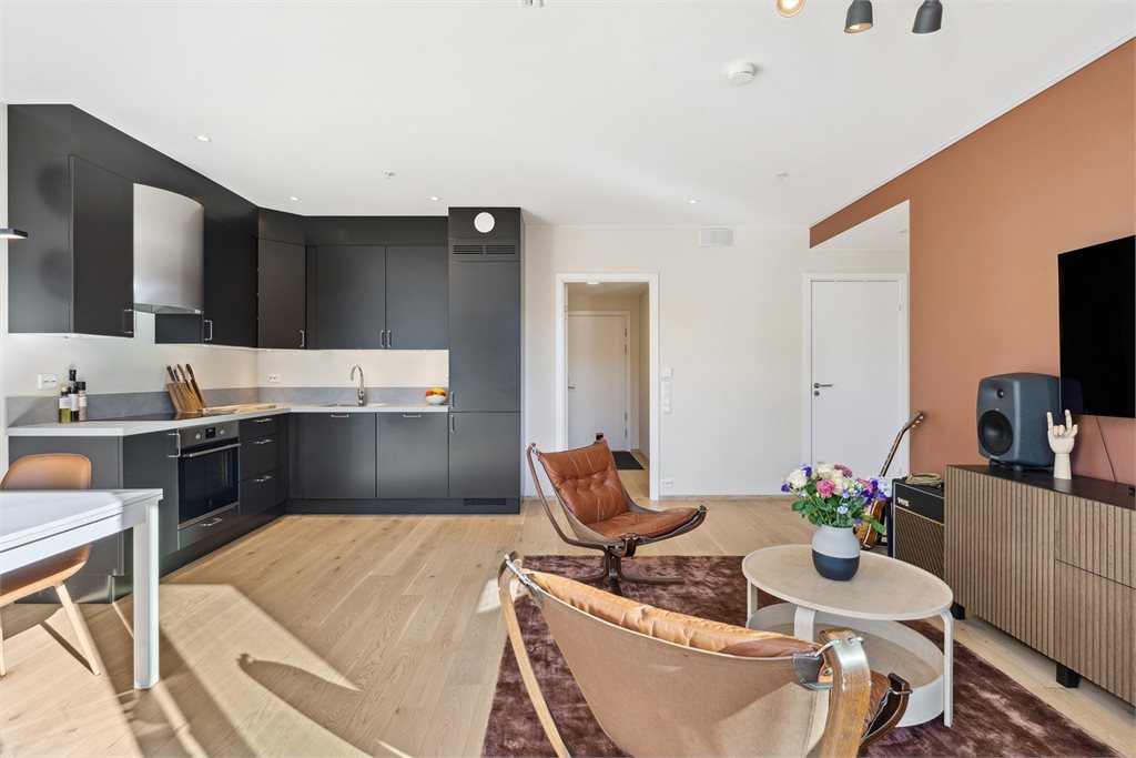 Kjøkkenet ligger i åpning mot stuen som gjør rommet sosialt ved besøk.