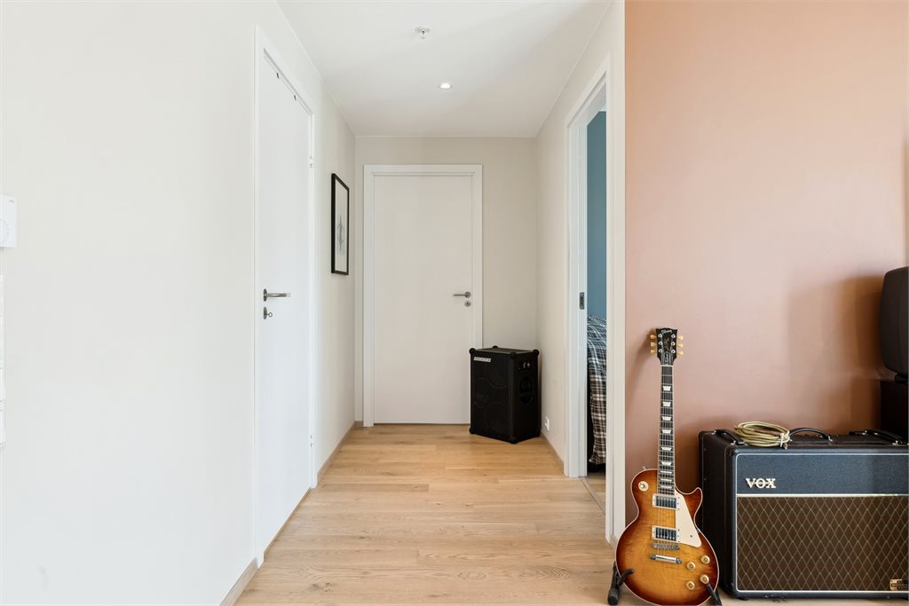 Romslig gang, venstre er teknisk rom/bod. De to andre soverom.