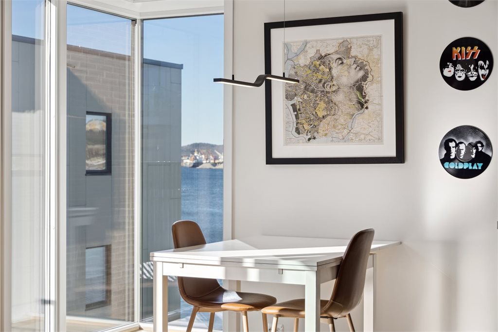 Spessielt er hjørnet med vinduer mot sjøen. Dette gir en helt spesielt god romfølelse.