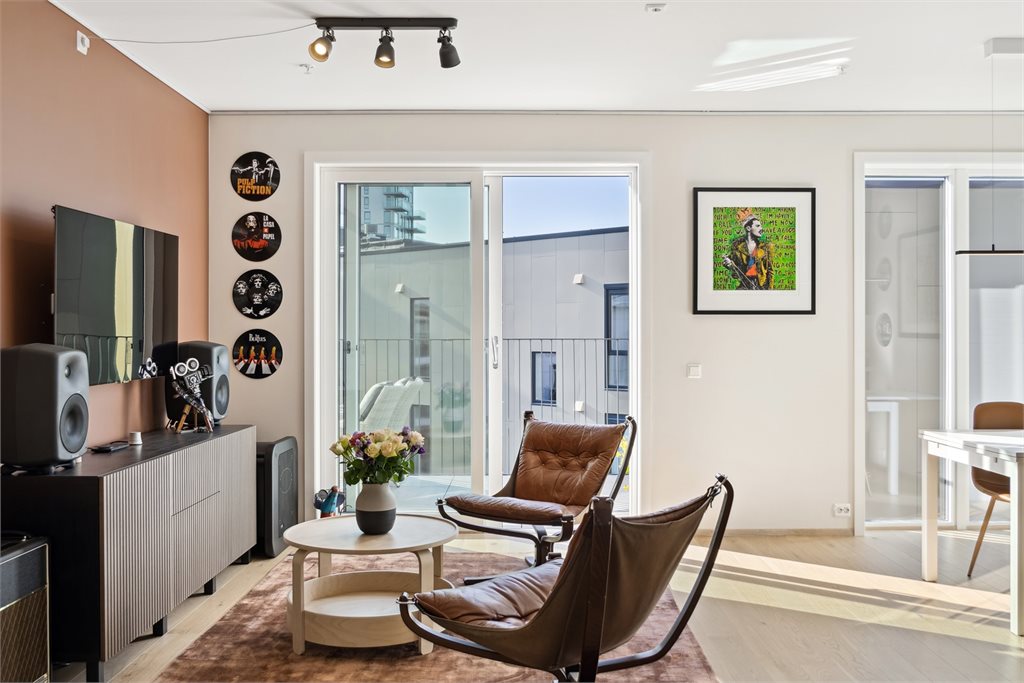 Stuen er romslig og har god plass flere møblleringsmuligheter for å skape den stuen du selv ønsker!