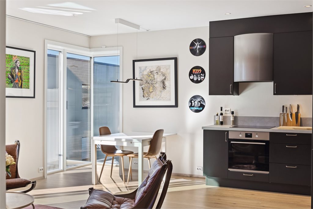 Veggene er slette og malt i tidsriktige farger, himlingen er lyssatt med spotter.