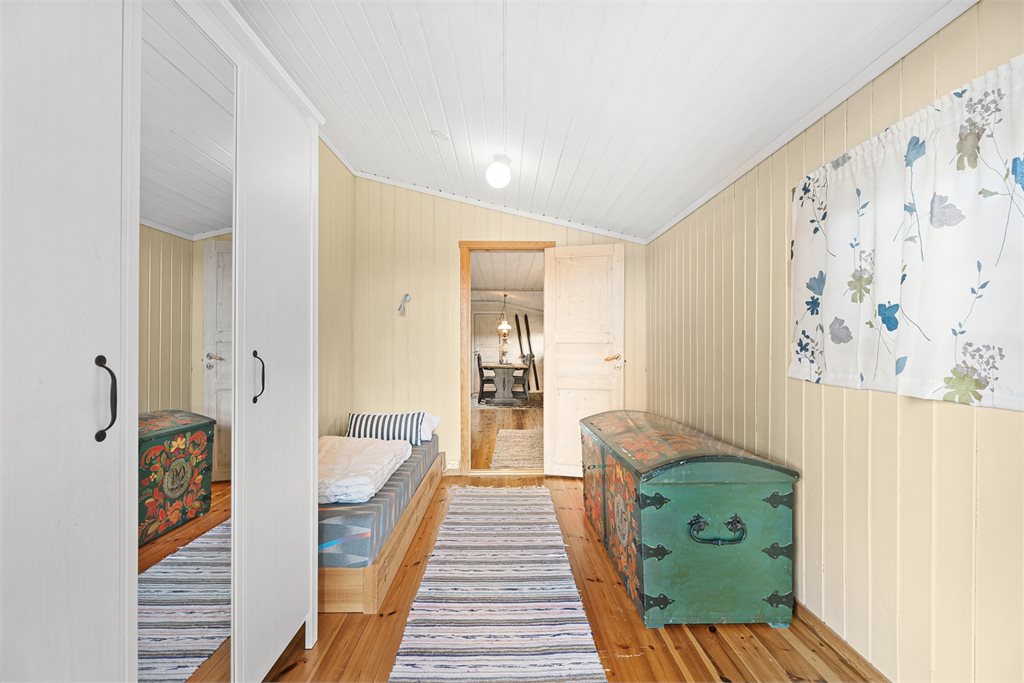 Praktisk rom med sengeplass, oppbevaring og direkte utgang til terrassen.
