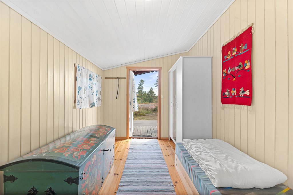 Ekstra sengeplass i et lyst rom med enkel adkomst til utearealene.
