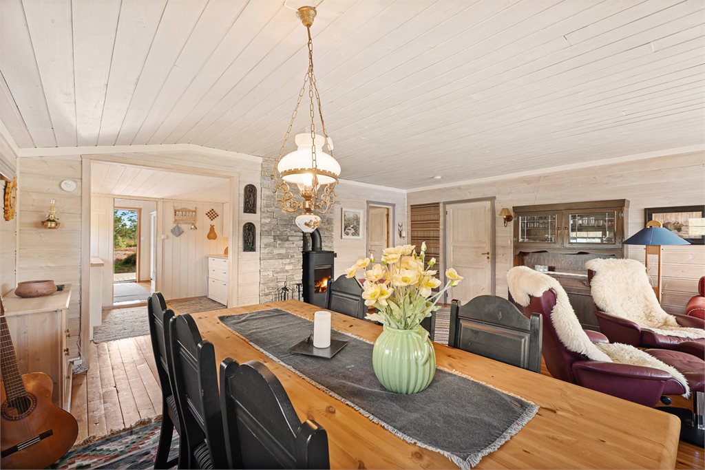 Koselig spiseplass med god plass til hyggelige måltider med familie og venner.