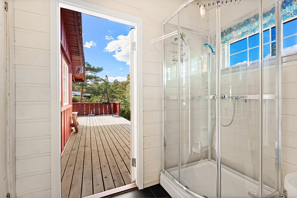 Badet har egen utgang direkte til den romslige terrassen.
