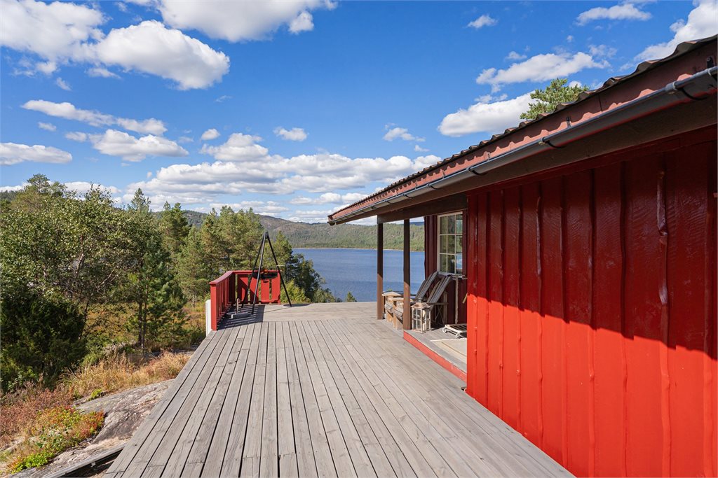 Stor terrasse med flott utsyn mot vannet , her er det rikelig med plass til både møblering og hyggelige sammenkomster - Det foreligger ikke egen søknad om utvidelse av terrasse.