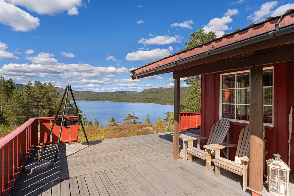 Herlig terrasse med panoramautsikt over vann og vakker natur,  et uteområde som virkelig innbyr til lange dager utendørs.