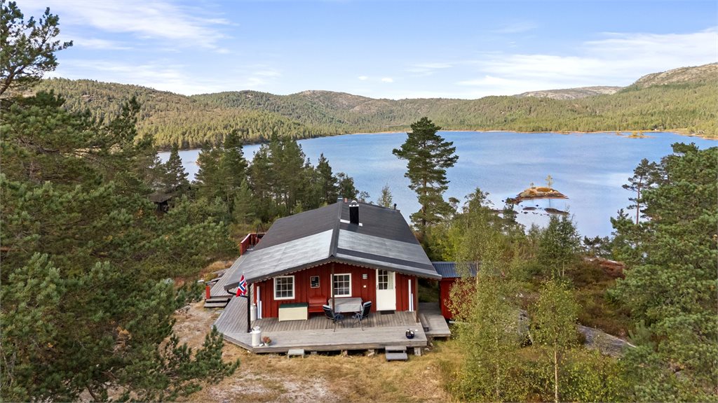 Praktfull beliggenhet med nydelig utsikt over vannet og omkringliggende natur.