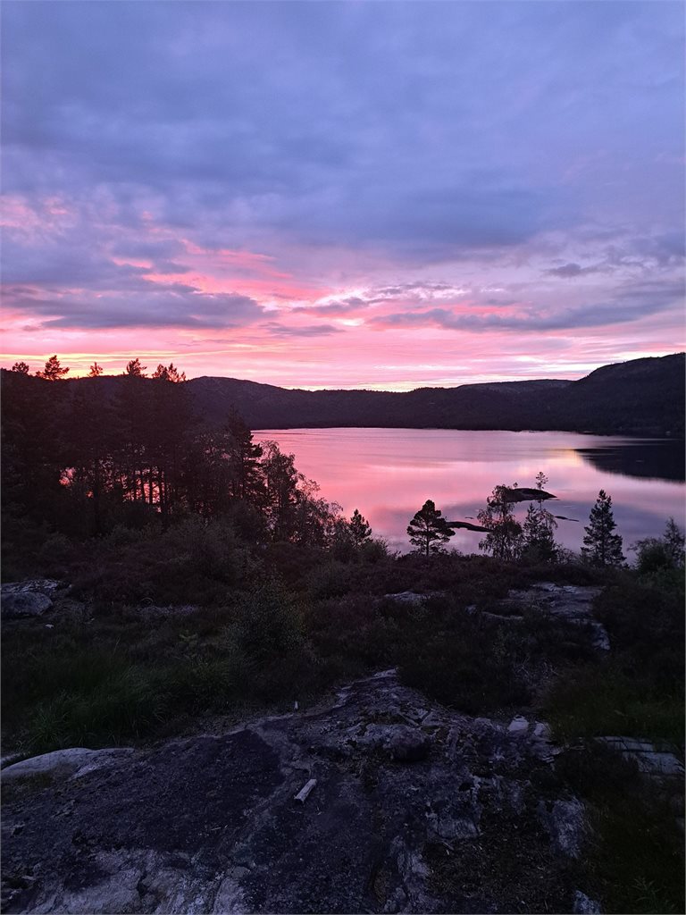 Stemningsfull kveldshimmel over vannet, her kan fantastiske solnedganger nytes fra egen hytte.