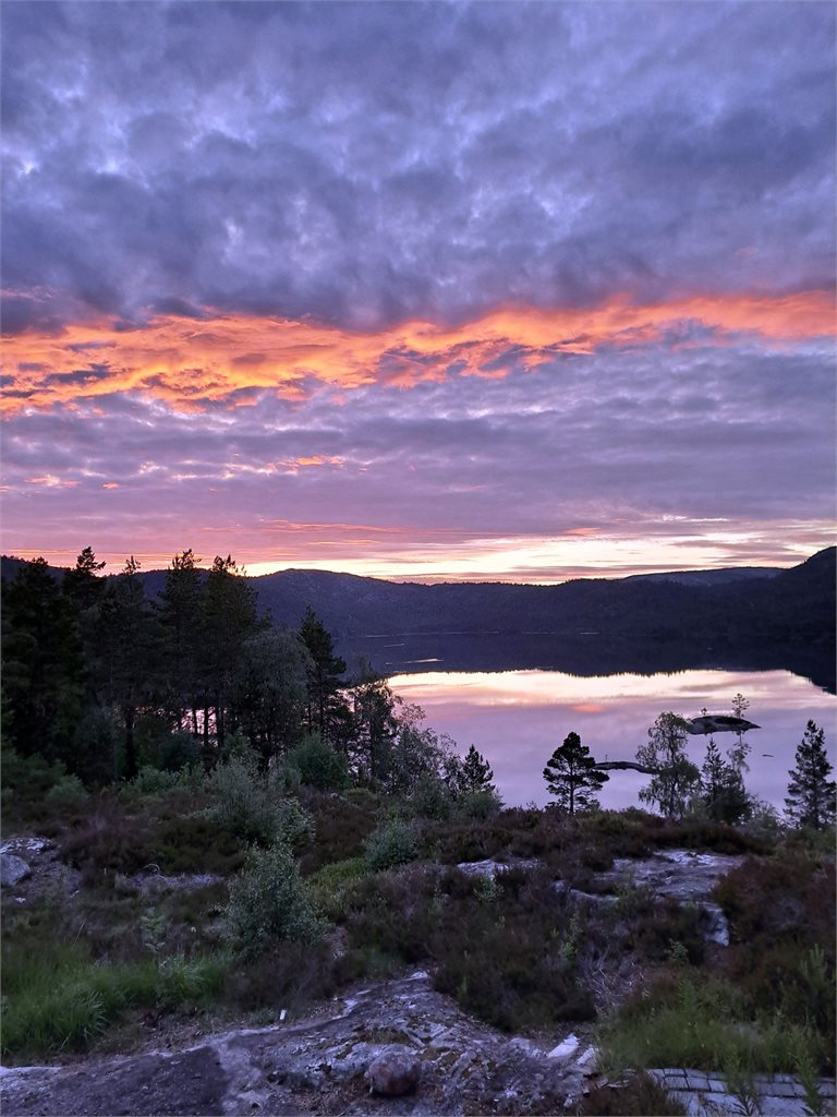Spektakulære farger over vannet skaper en helt egen stemning når dagen går mot kveld.