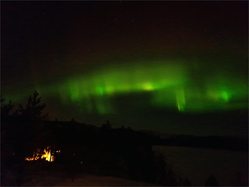 Når nordlyset danser over hytta, byr beliggenheten på naturopplevelser også etter at mørket har senket seg.