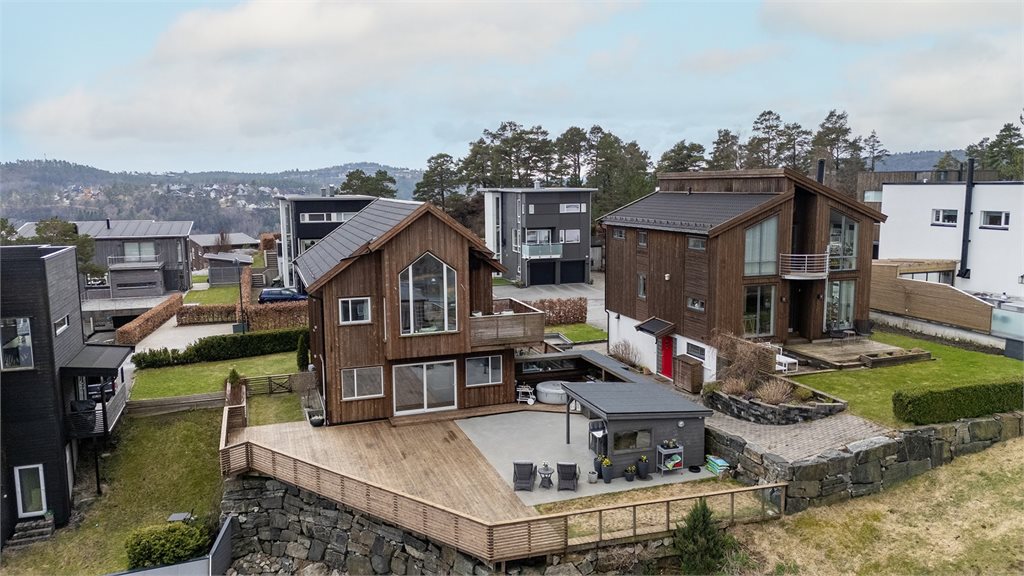 Dronefoto – boligen pent plassert i etablert boligområde
