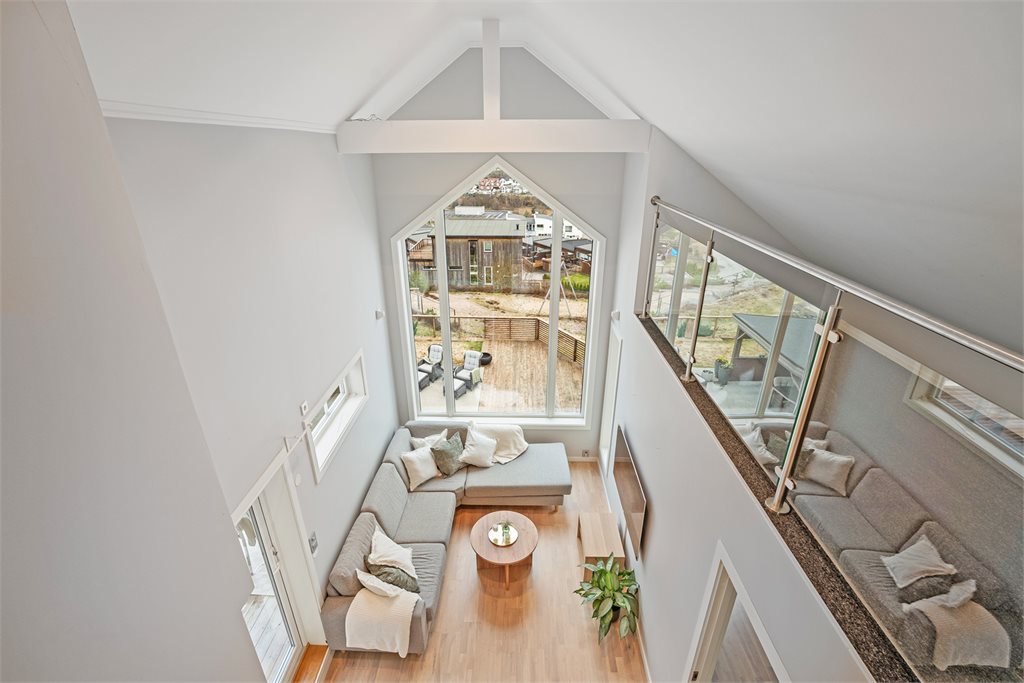 Stue sett fra mesanin/hems – romfølelse og arkitektur i fokus
