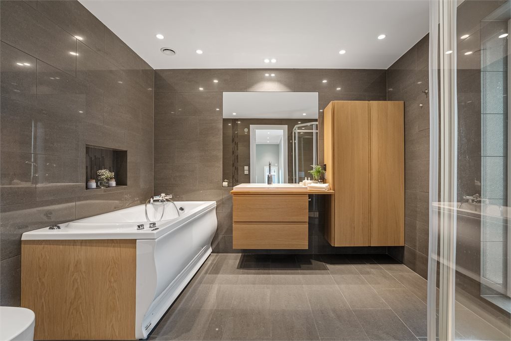 Romslig baderom med moderne innredning
