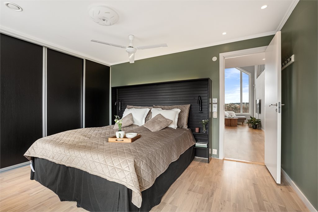 Hovedsoverom med stor skyvedørsgarderobe 
