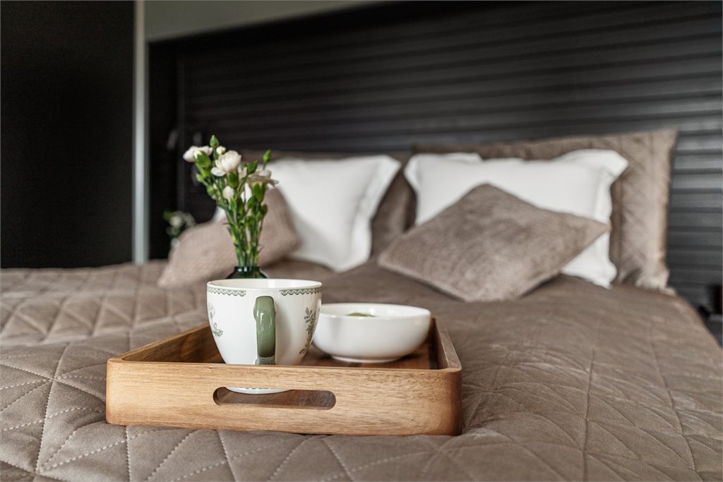 Delikat soverom med rolig fargevalg og god atmosfære
