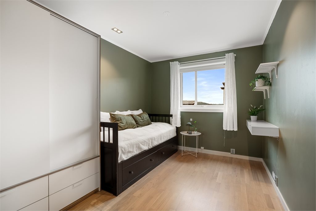 Soverom med garderobeløsning
