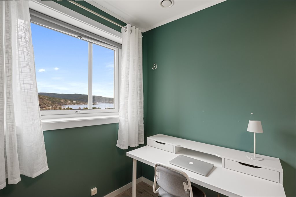 Soverom med vindu og utsikt
