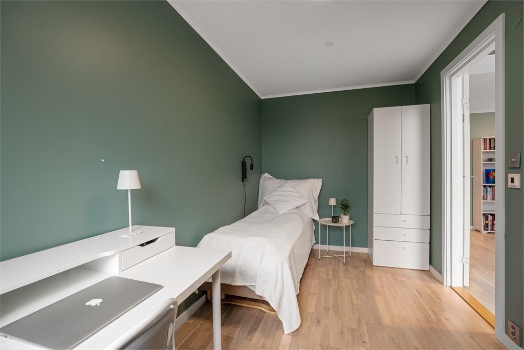 Soverom med plass til seng og arbeidsområde
