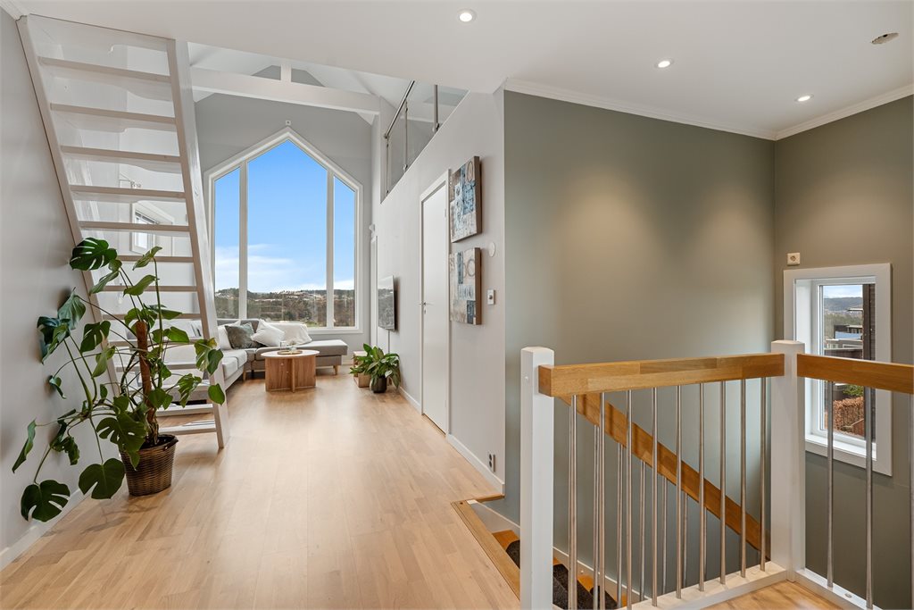 Lys og luftig trappehall med moderne uttrykk
