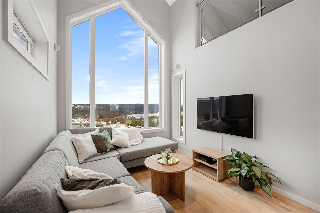 Stue med flott lysinnslipp og utsikt
