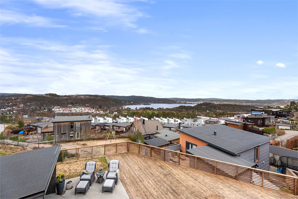 Stor terrasse med gode solforhold og utsikt
