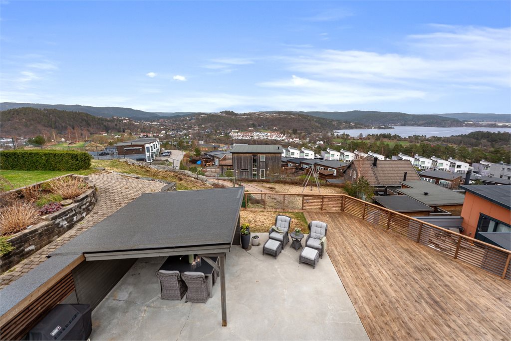 Stor terrasse med rikelig plass til utemøbler
