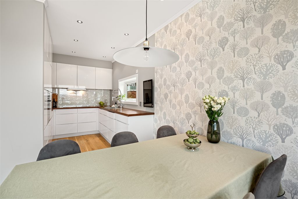 Spisestue i åpen løsning med kjøkken
