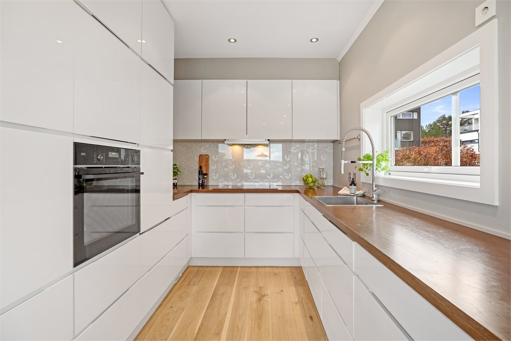 Kjøkken med integrerte hvitevarer og tidløs utforming
