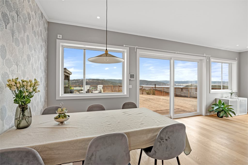 Spiseplass med store vinduer og utsikt
