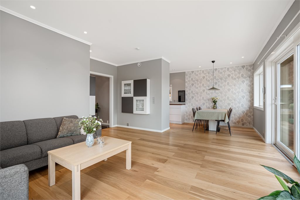 Lys og romslig stue med store vinduer
