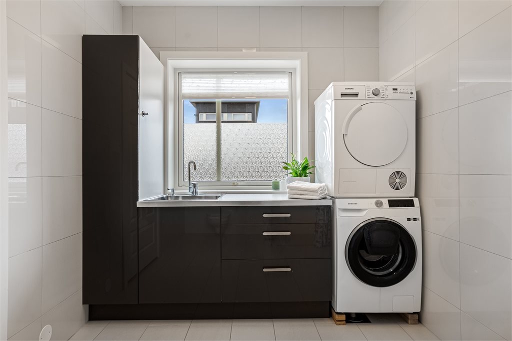 Praktisk vaskerom med god skapplass
