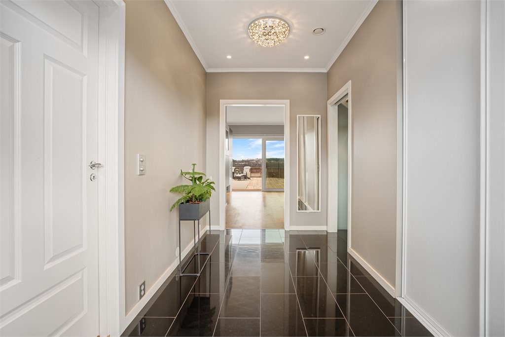 Stilrent inngangsparti med god plass til oppbevaring
