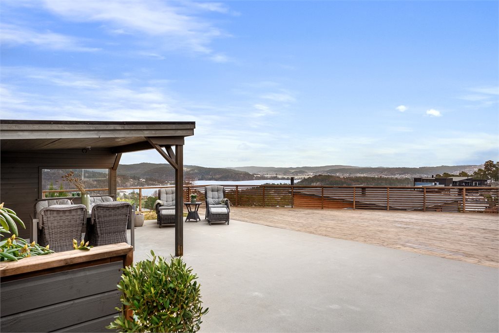 Terrasse med spiseplass og flott utsikt
