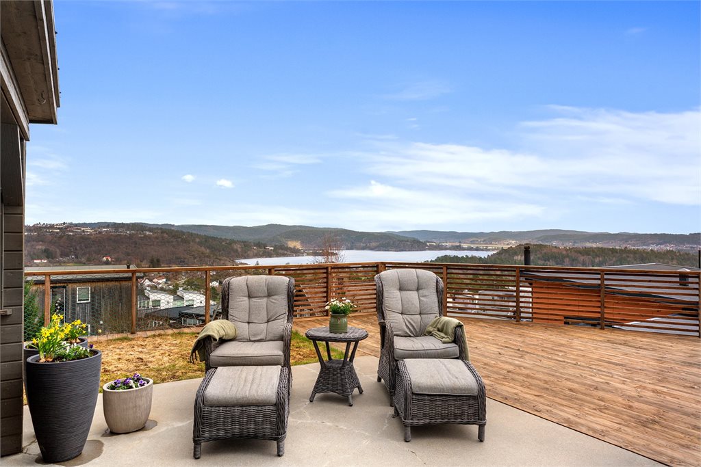 Terrasse med plass til flere sittegrupper
