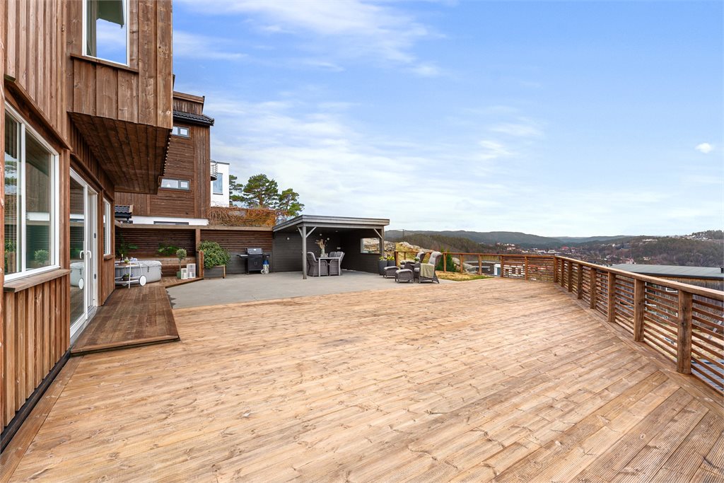 Stor terrasse med rikelig plass til utemøbler
