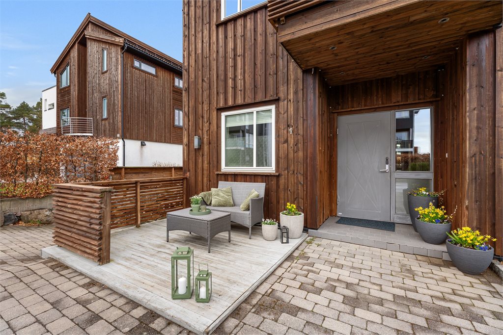 Hyggelig adkomst med egen sone/platting 